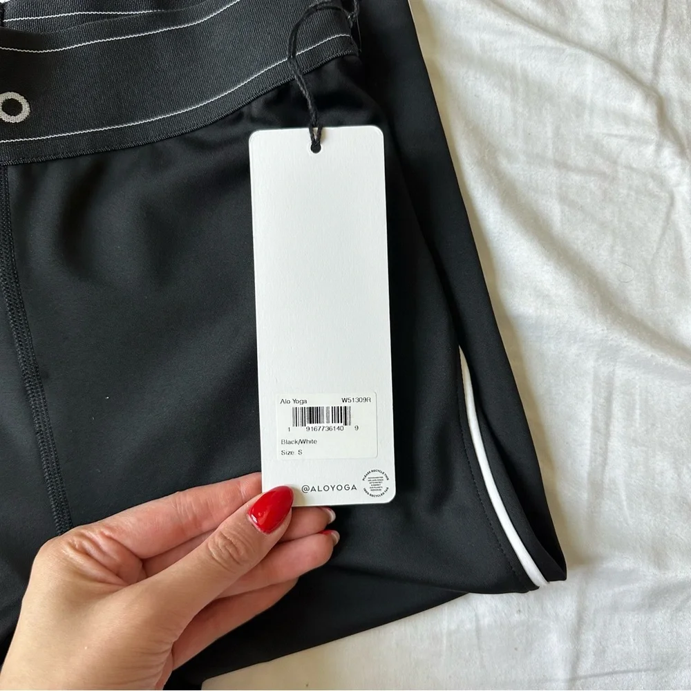 SOLD // NWT Alo Airlift High-Waist Suit Up Legging - Black/White (Size Small) - Picture 6 of 9